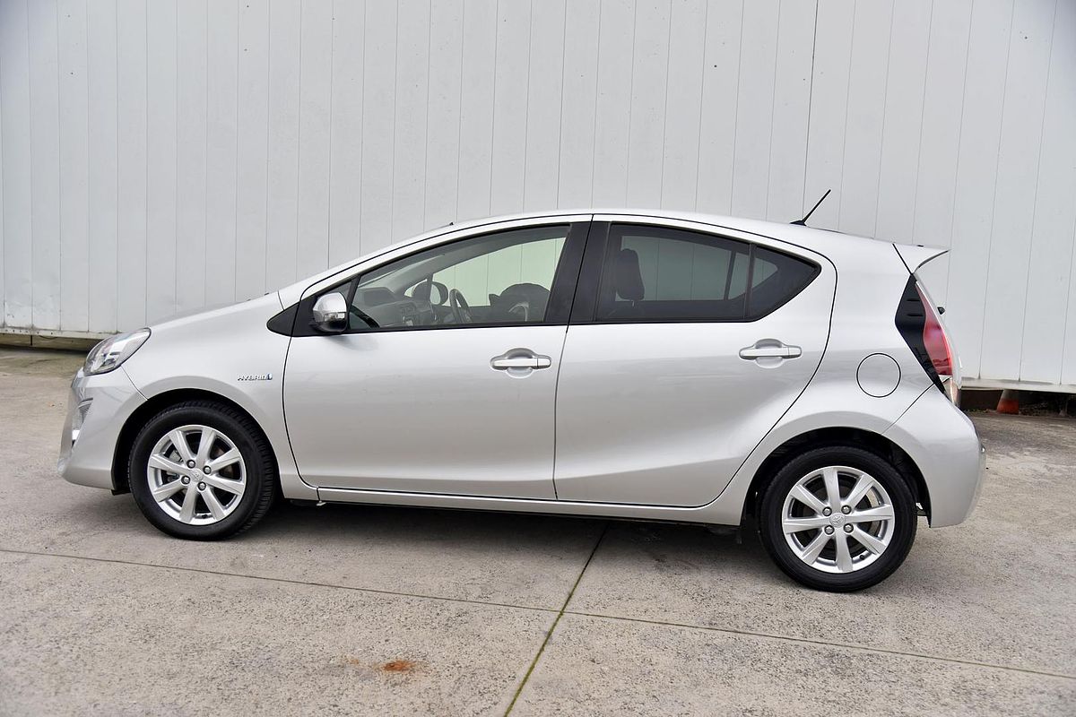 2015 Toyota Prius C i-Tech NHP10R