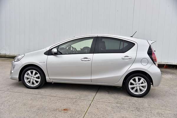 2015 Toyota Prius C i-Tech NHP10R