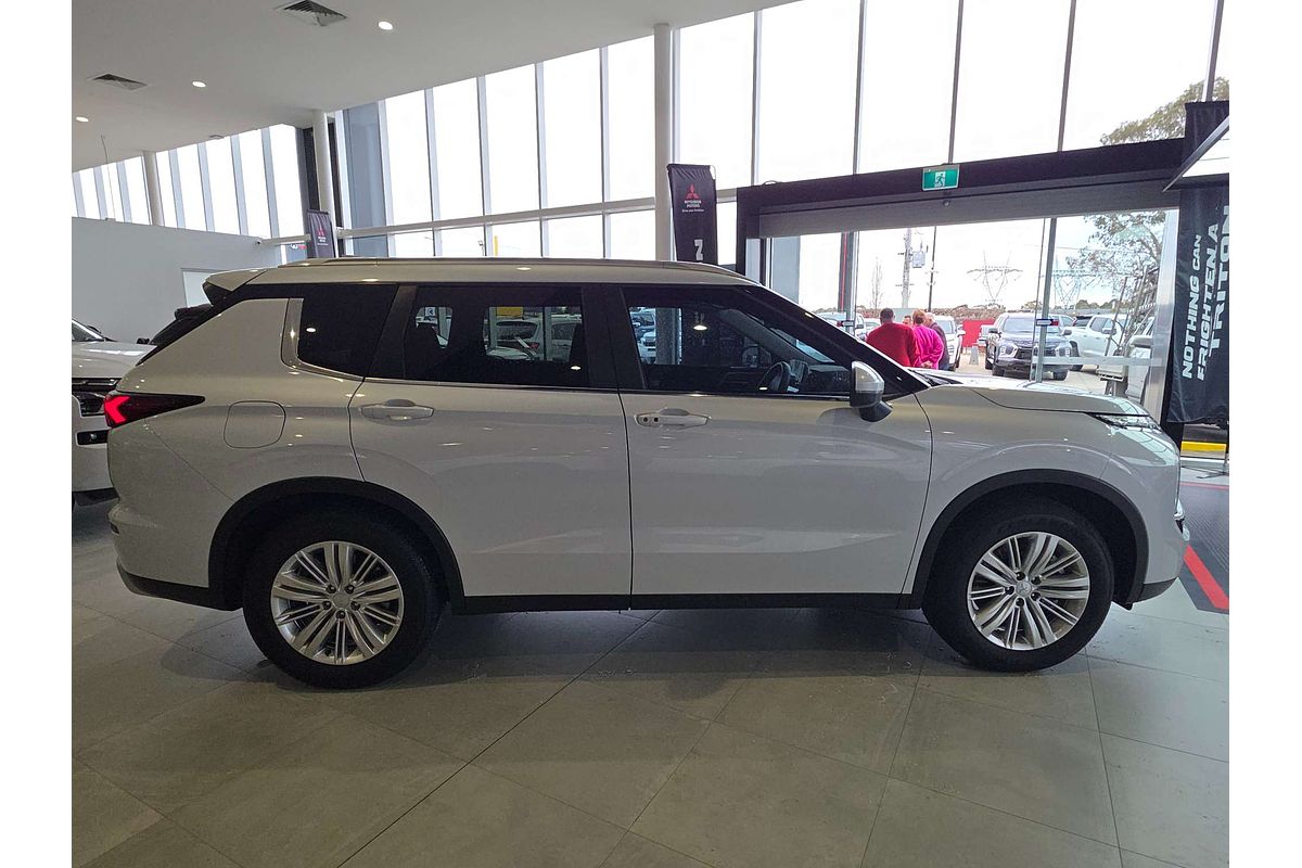 2024 Mitsubishi Outlander LS ZM
