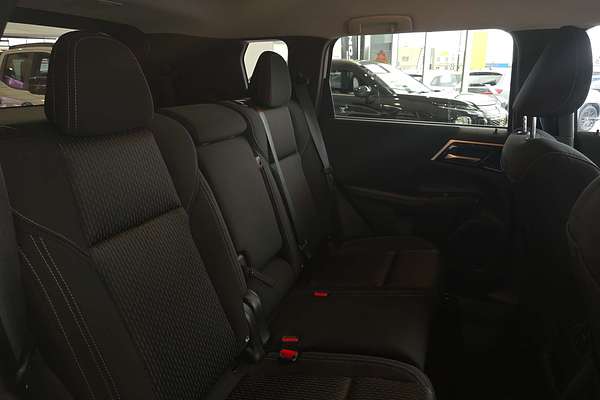 2024 Mitsubishi Outlander LS ZM