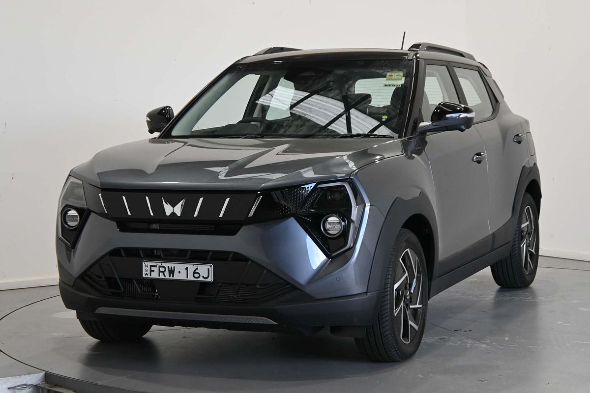 2025 Mahindra XUV 3XO AX7L