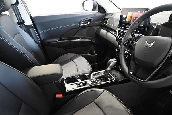 2025 Mahindra XUV 3XO AX7L