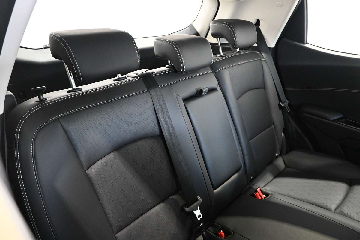 2025 Mahindra XUV 3XO AX7L