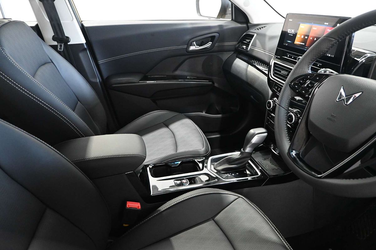 2025 Mahindra XUV 3XO AX7L