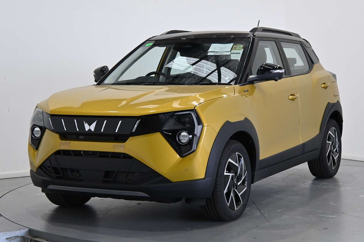 2025 Mahindra XUV 3XO AX7L
