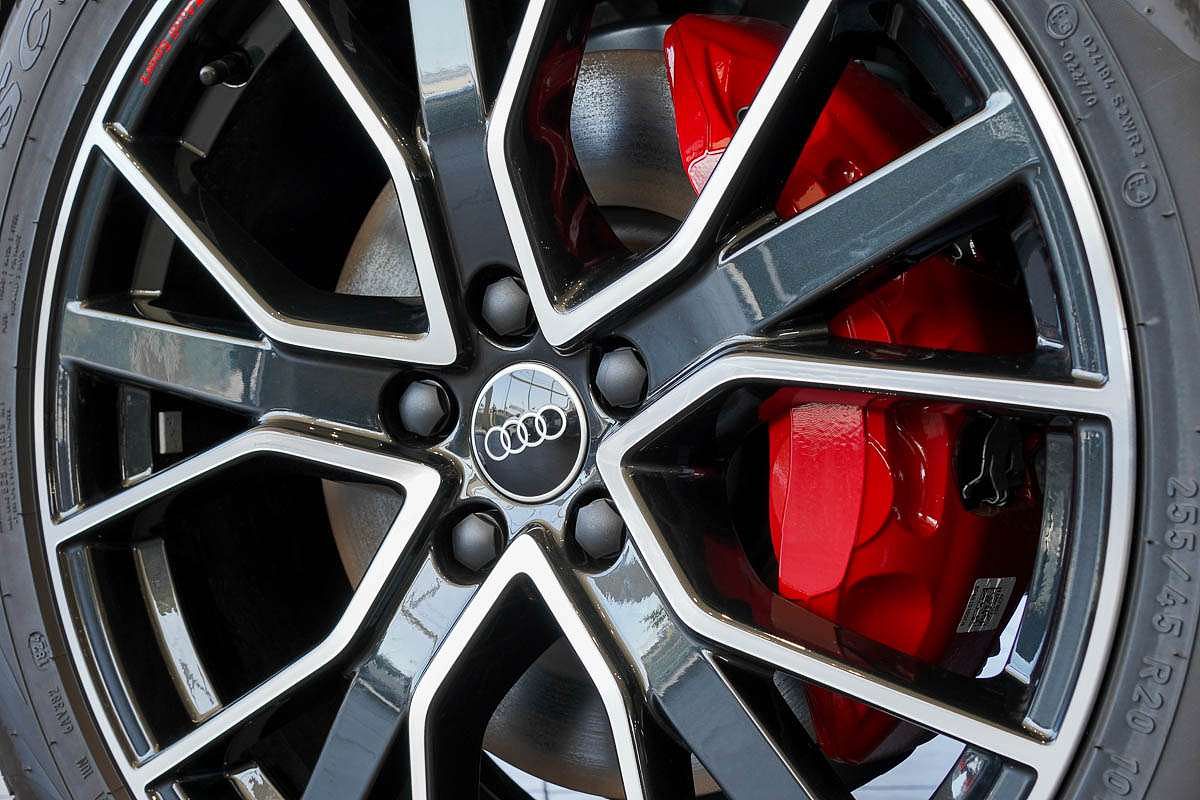 2024 Audi Q5 55 TFSI e S line FY
