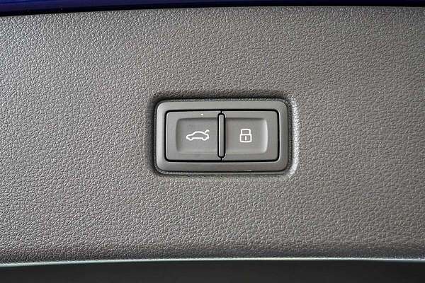 2024 Audi Q5 55 TFSI e S line FY