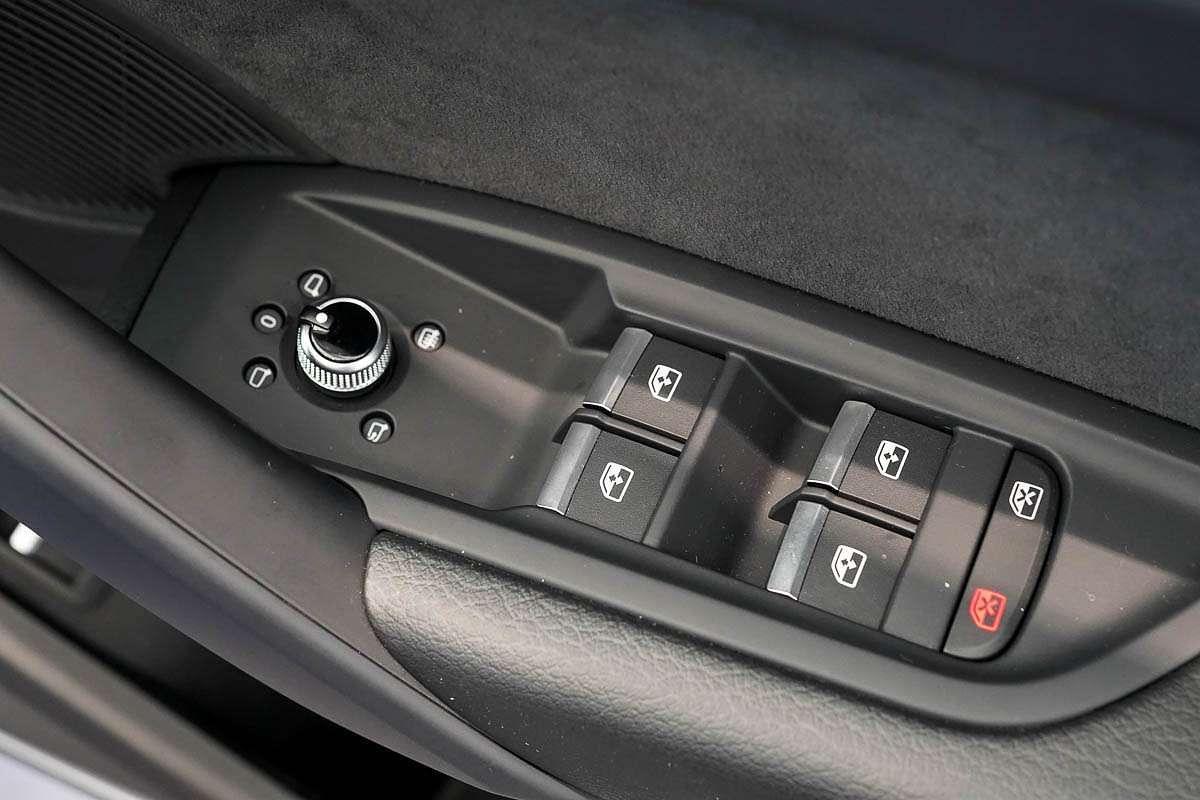 2024 Audi Q5 55 TFSI e S line FY