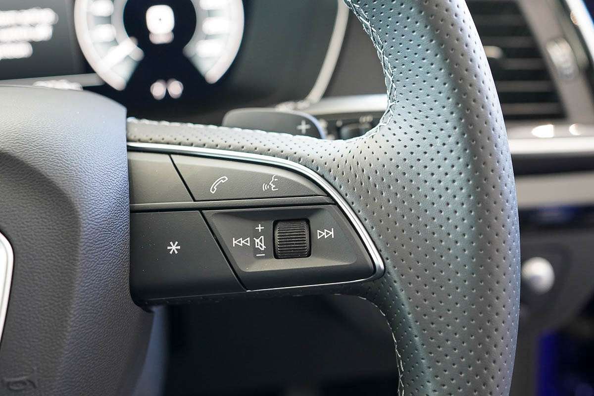 2024 Audi Q5 55 TFSI e S line FY