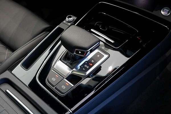 2024 Audi Q5 55 TFSI e S line FY