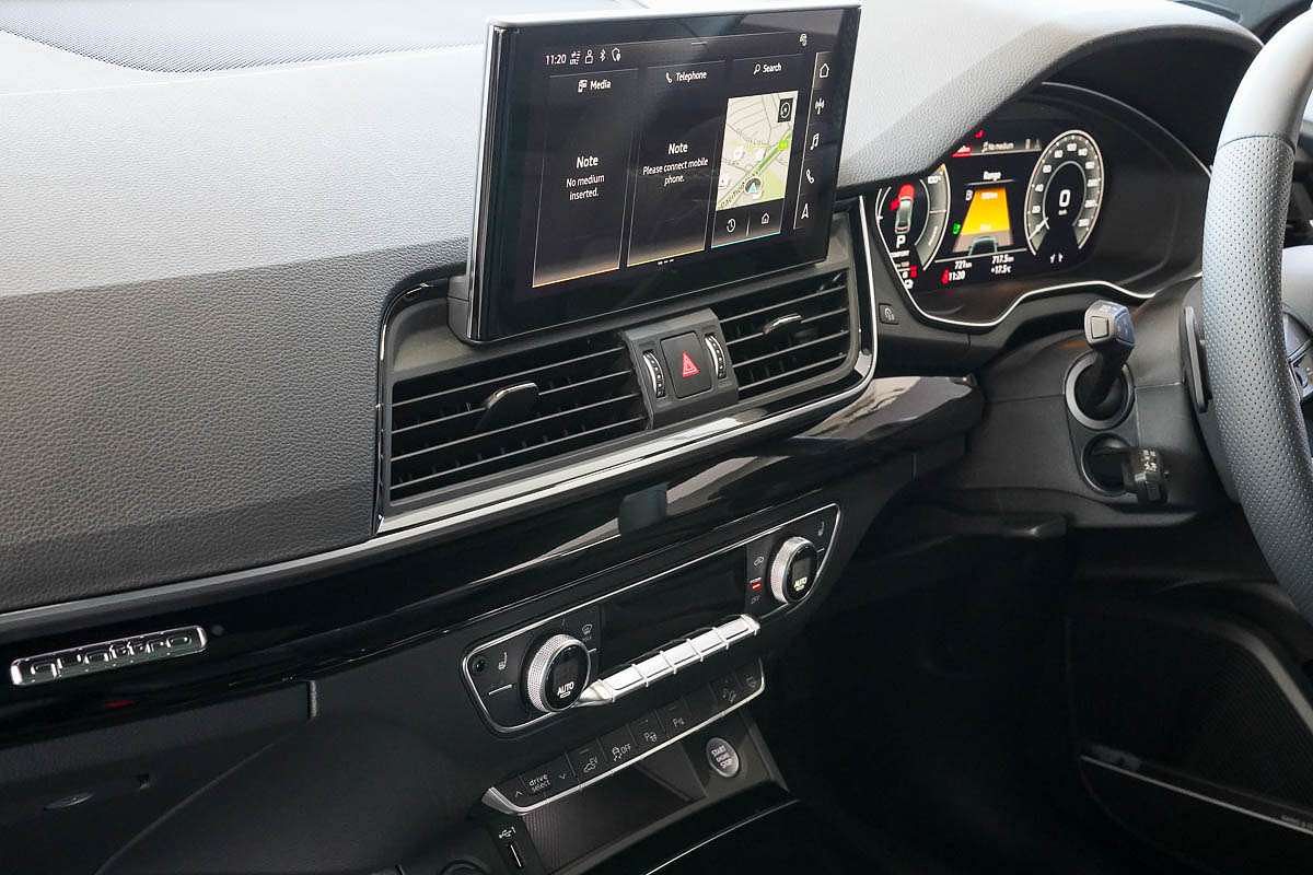 2024 Audi Q5 55 TFSI e S line FY