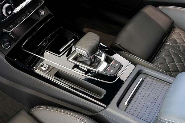 2024 Audi Q5 55 TFSI e S line FY