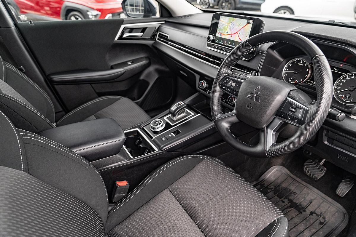 2023 Mitsubishi Outlander LS ZM