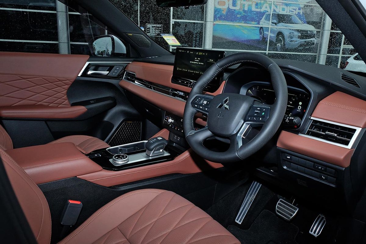 2025 Mitsubishi Outlander Exceed Tourer ZM