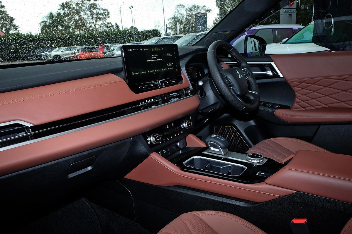 2025 Mitsubishi Outlander Exceed Tourer ZM