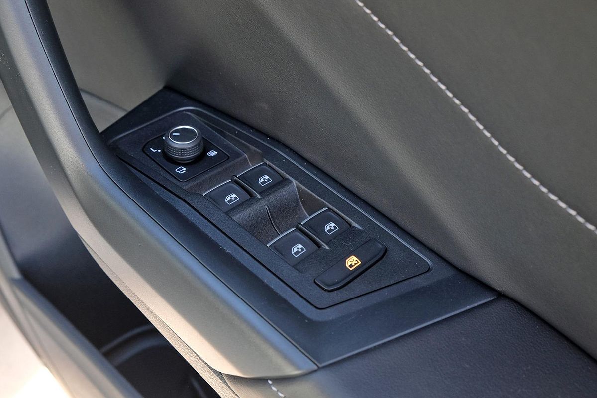 2024 Volkswagen T-Roc 140TSI R-Line D11