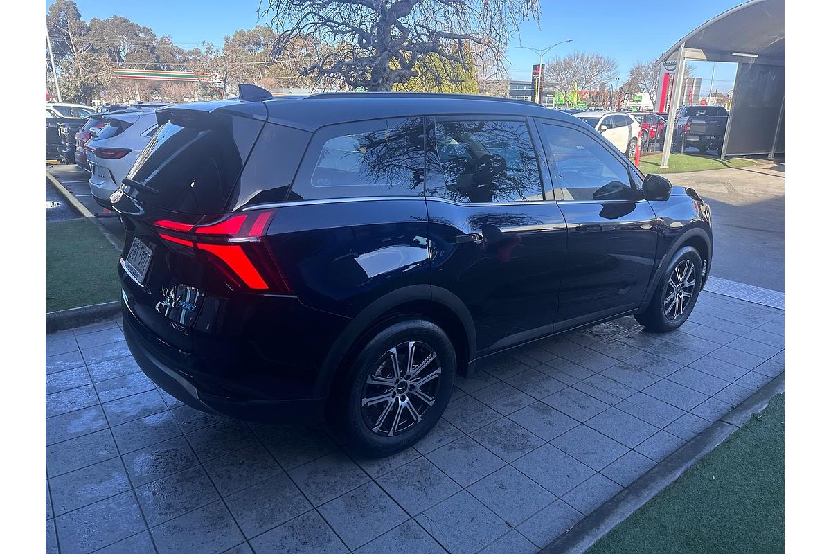 2024 Mahindra XUV700 AX7L