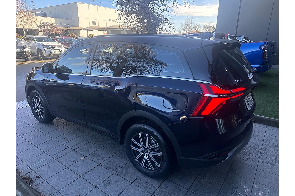 2024 Mahindra XUV700 AX7L