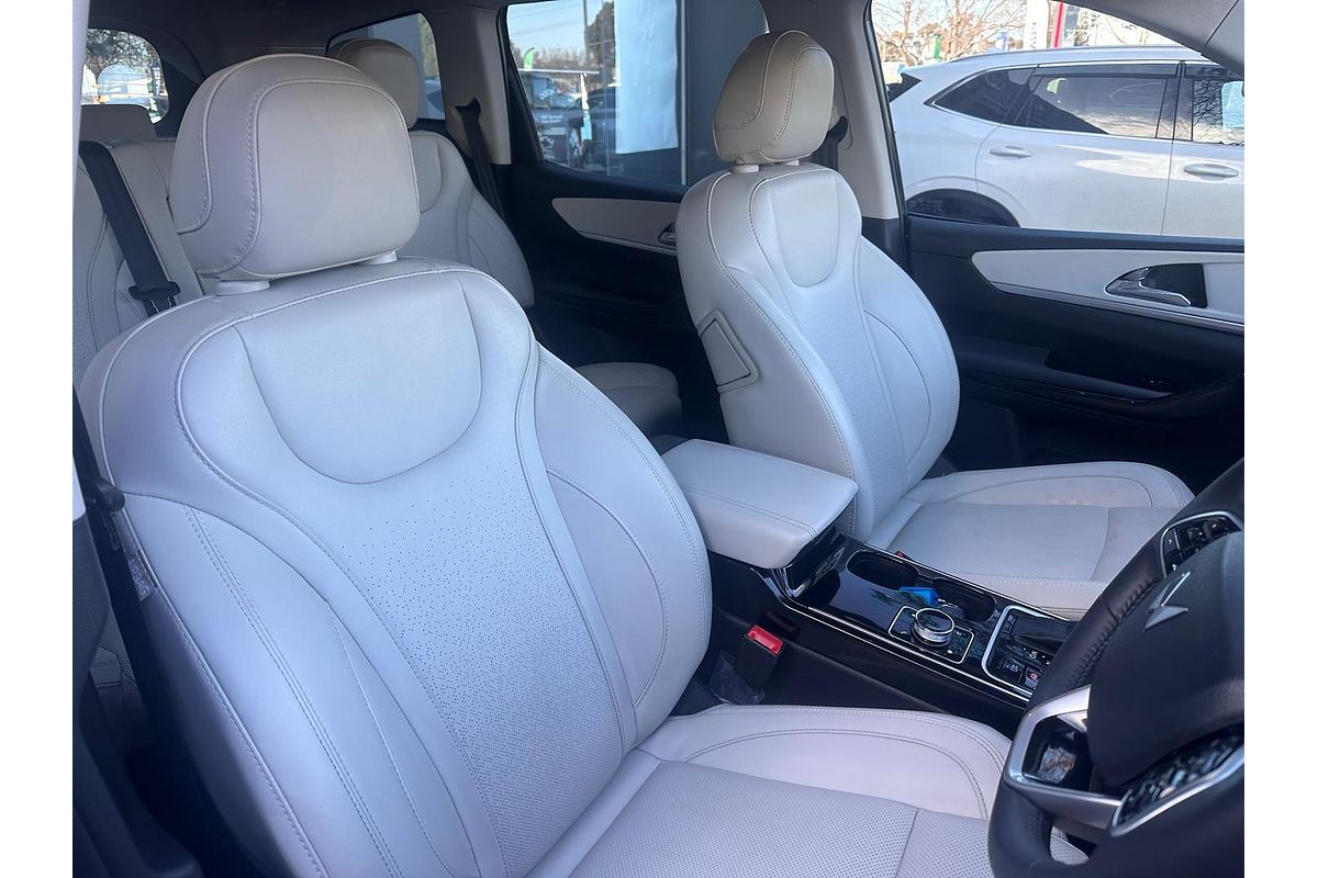 2024 Mahindra XUV700 AX7L