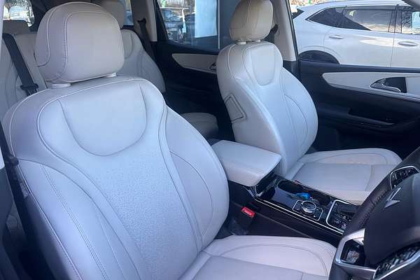2024 Mahindra XUV700 AX7L