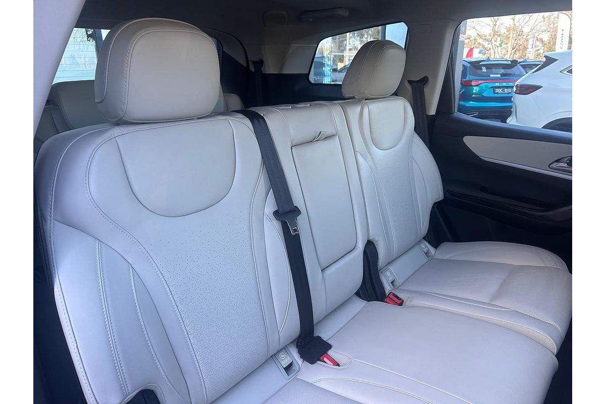 2024 Mahindra XUV700 AX7L