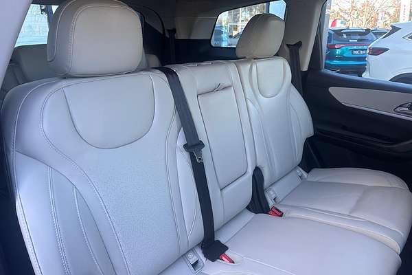 2024 Mahindra XUV700 AX7L