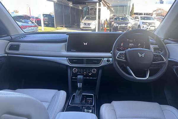 2024 Mahindra XUV700 AX7L