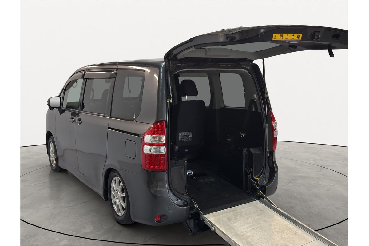 2011 Toyota NOAH WELCAB ZRR70