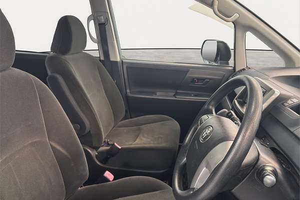 2011 Toyota NOAH WELCAB ZRR70