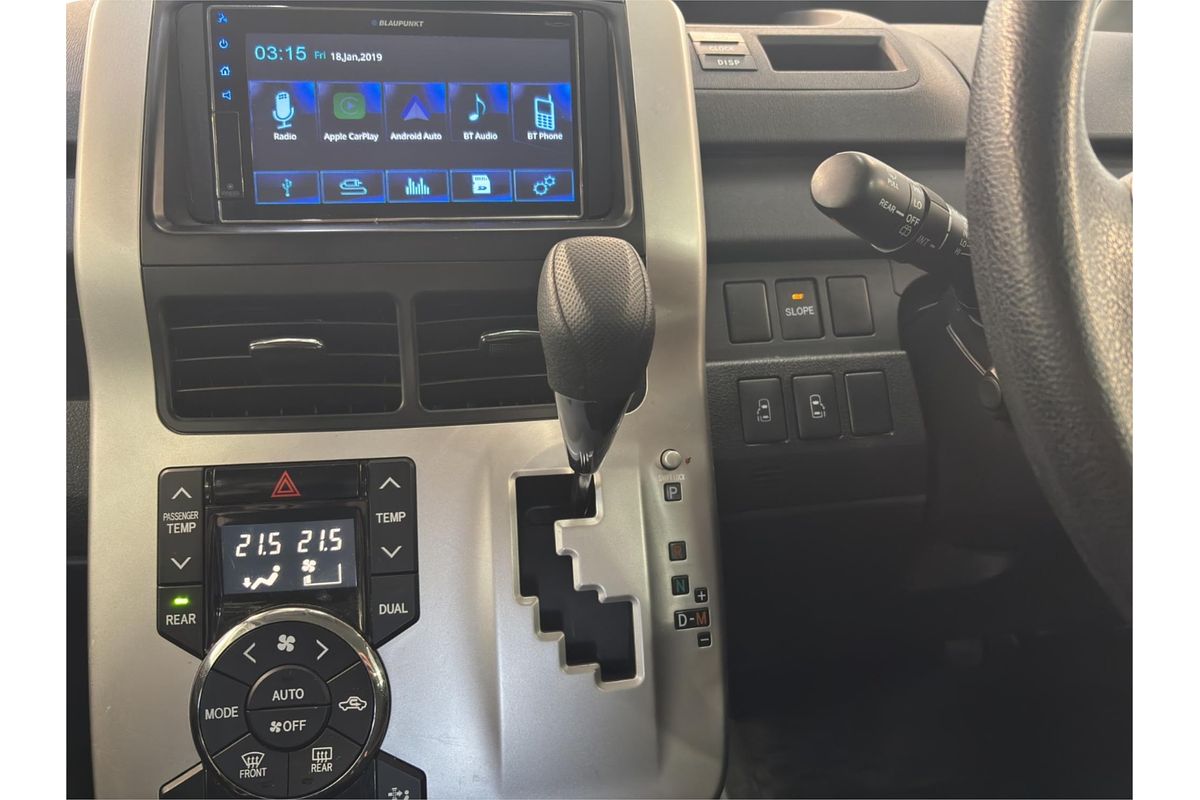 2011 Toyota NOAH WELCAB ZRR70