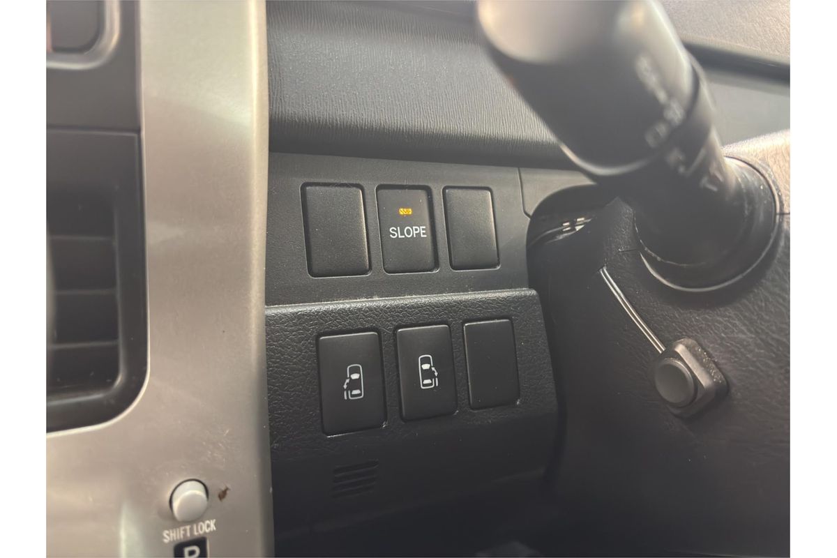 2011 Toyota NOAH WELCAB ZRR70