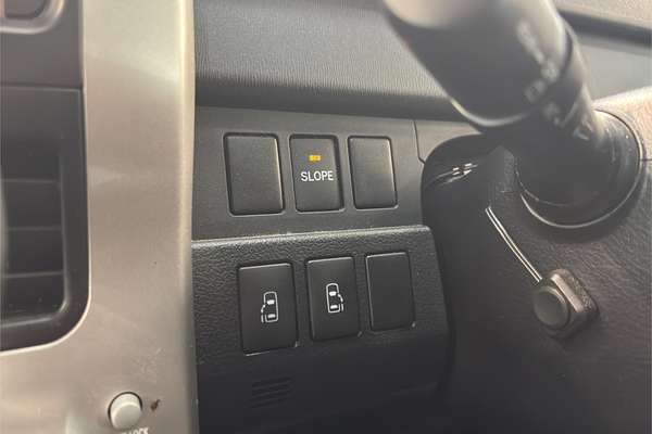 2011 Toyota NOAH WELCAB ZRR70