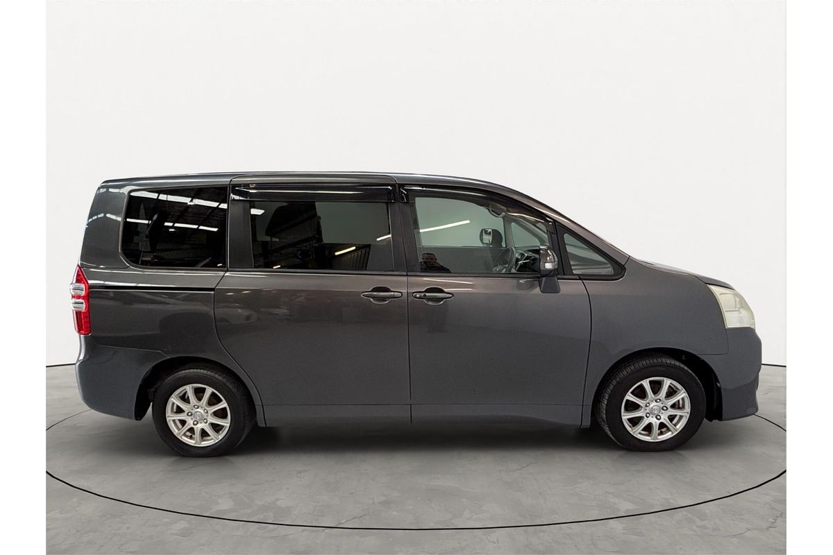 2011 Toyota NOAH WELCAB ZRR70