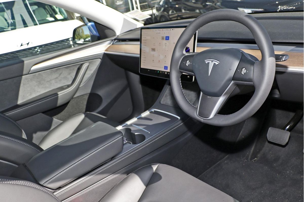 2024 Tesla Model Y Rear-Wheel Drive