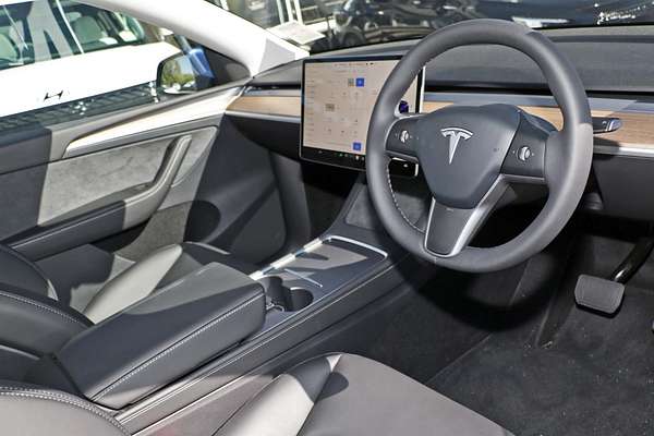 2024 Tesla Model Y Rear-Wheel Drive