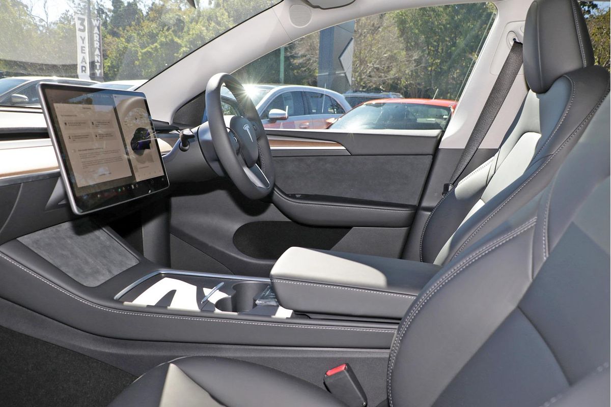 2024 Tesla Model Y Rear-Wheel Drive