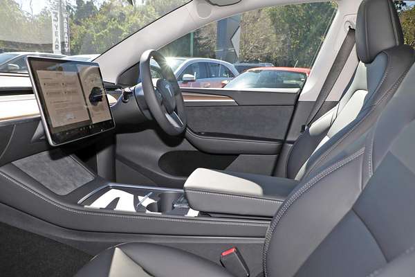 2024 Tesla Model Y Rear-Wheel Drive
