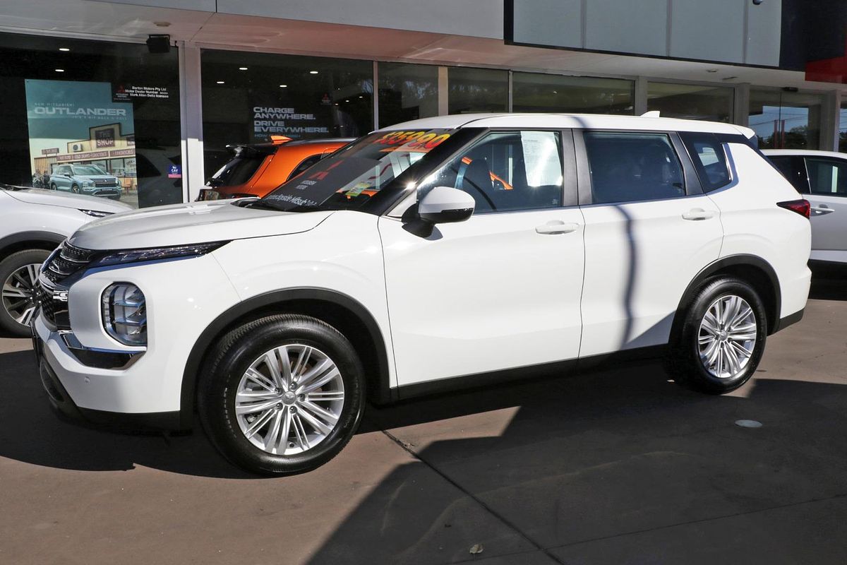 2024 Mitsubishi Outlander ES ZM