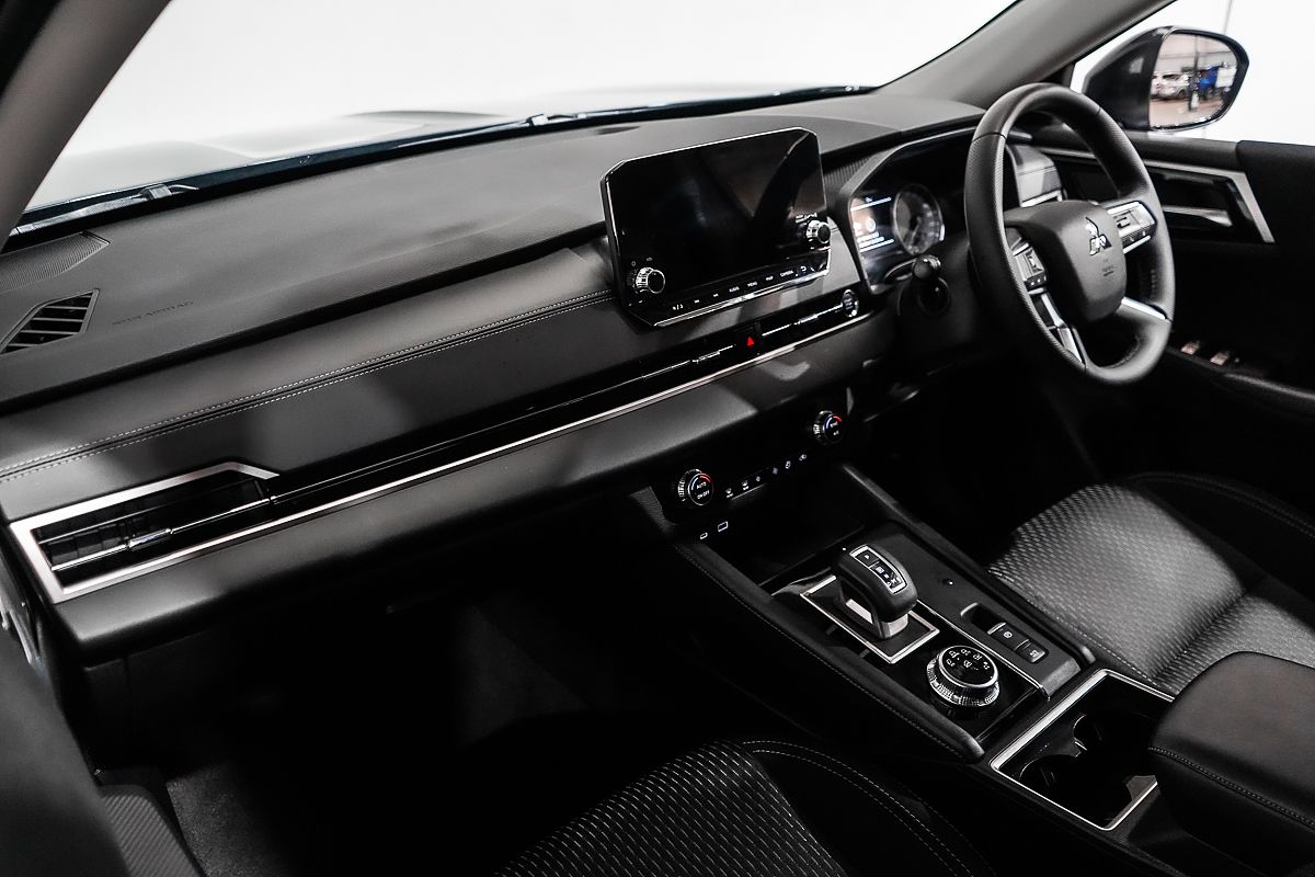 2025 Mitsubishi Outlander LS ZM