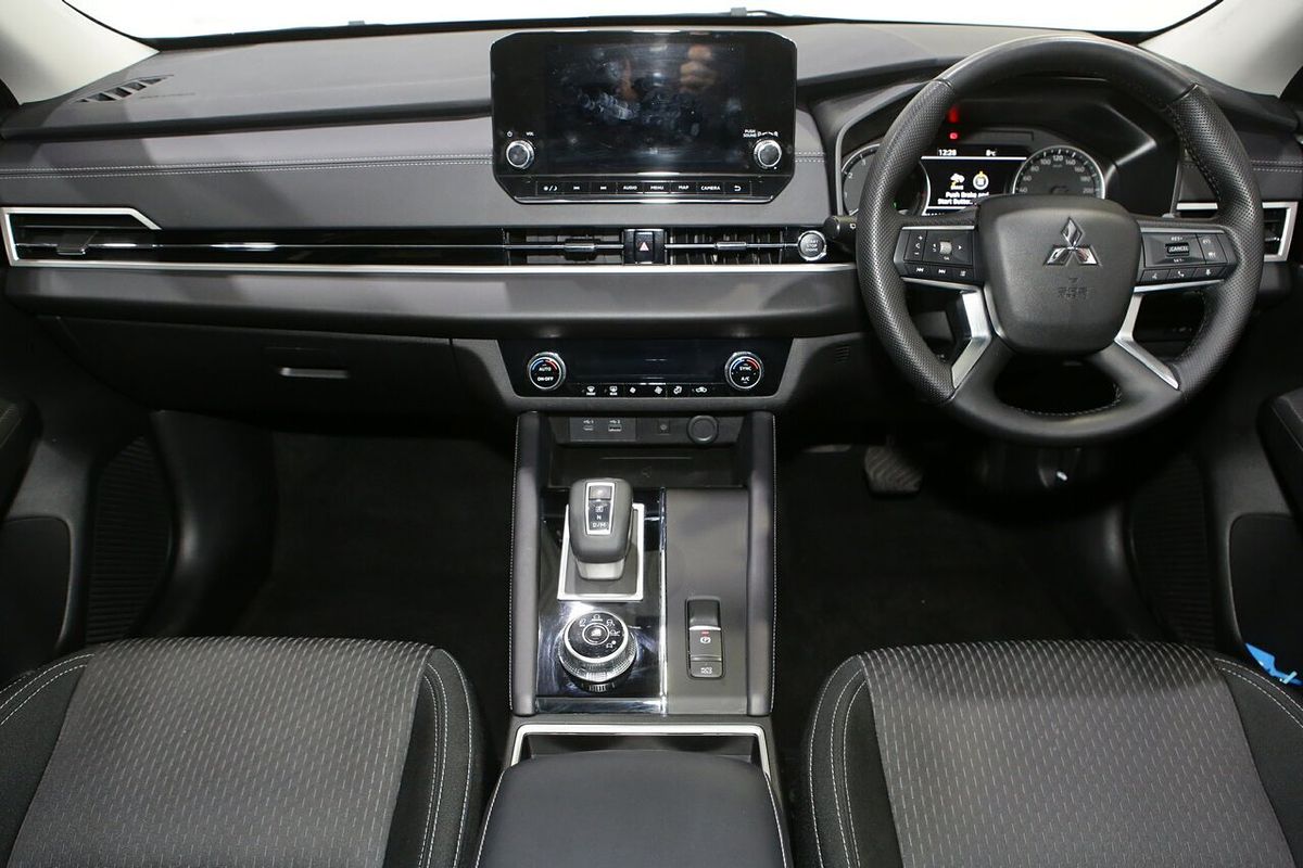 2024 Mitsubishi Outlander LS ZM