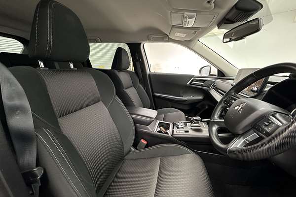 2023 Mitsubishi Outlander LS ZM