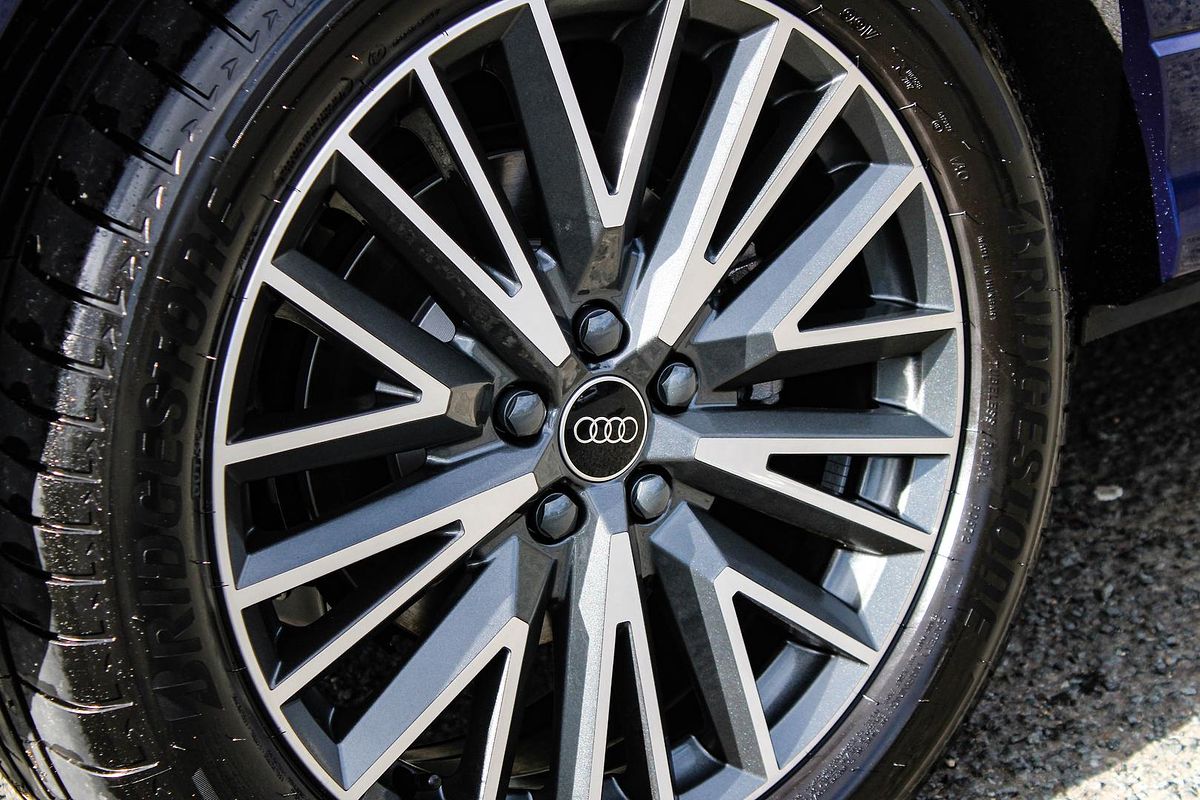 2024 Audi Q3 35 TFSI Dynamic Black F3