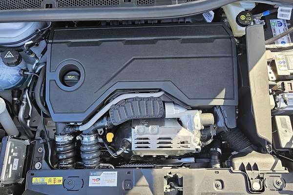 2025 Peugeot 2008 GT Hybrid P24