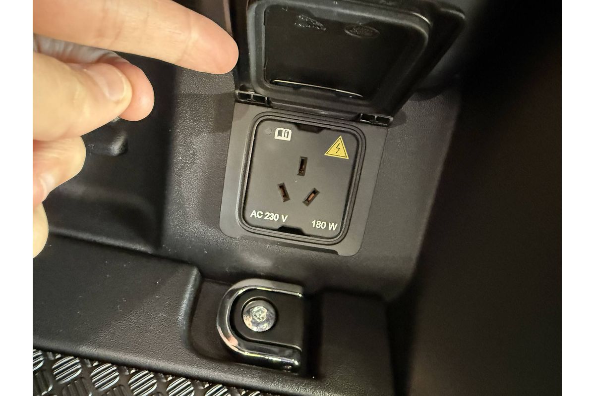2025 Land Rover Defender 110 D350 X-Dynamic SE L663