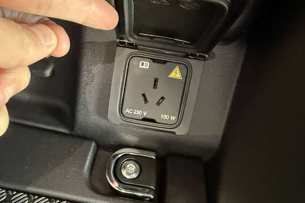 2025 Land Rover Defender 110 D350 X-Dynamic SE L663
