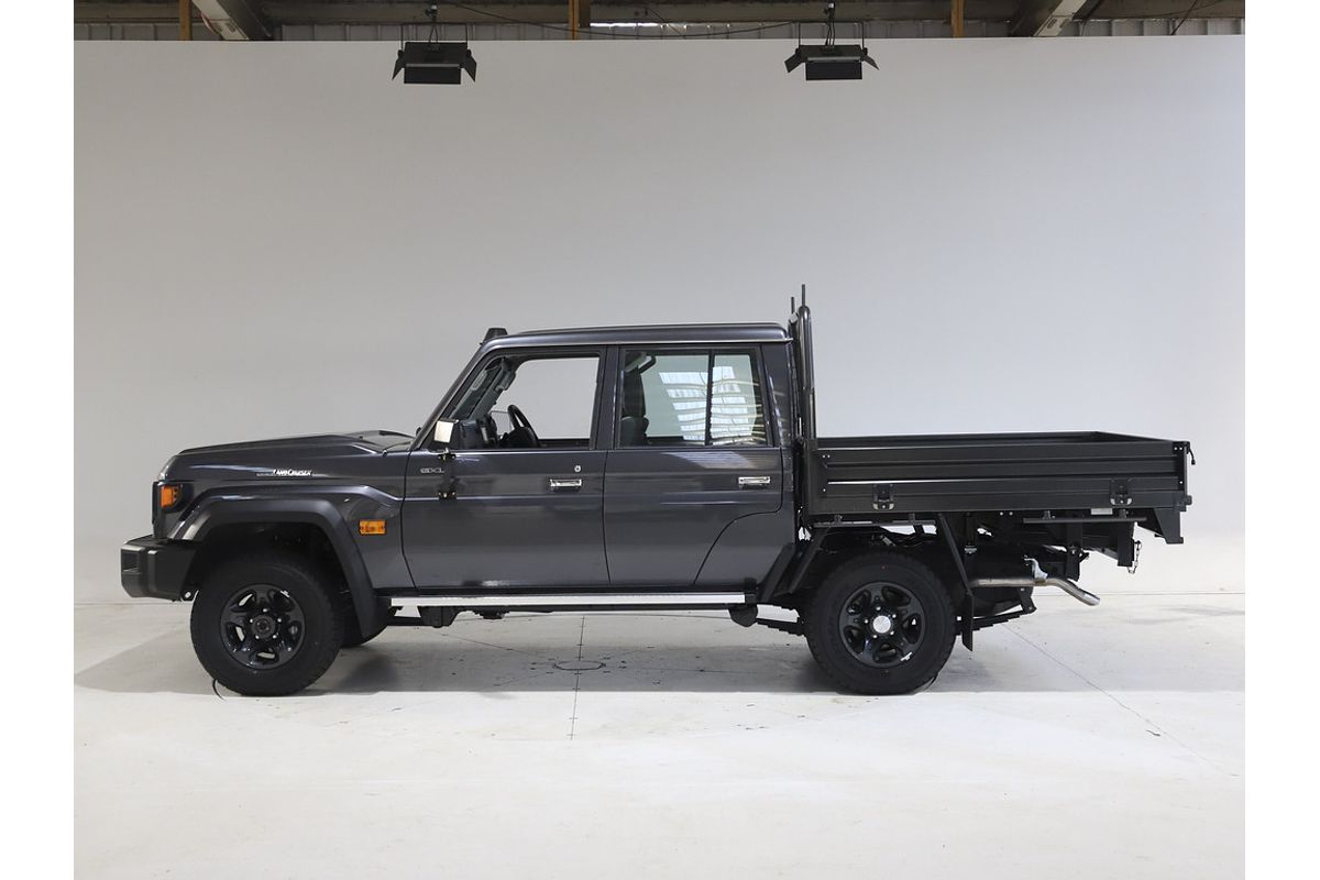 LC Military GXL 4.5L T Diesel Manual Dual Cab Chassis 7217770 001