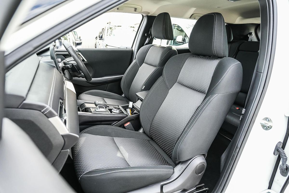 2024 Mitsubishi Outlander ES ZM