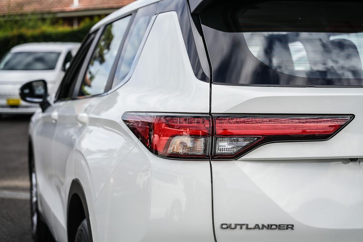 2024 Mitsubishi Outlander ES ZM