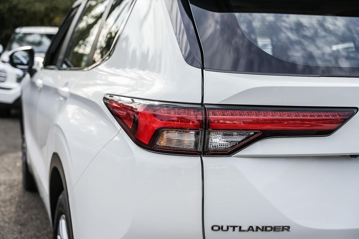 2024 Mitsubishi Outlander ES ZM