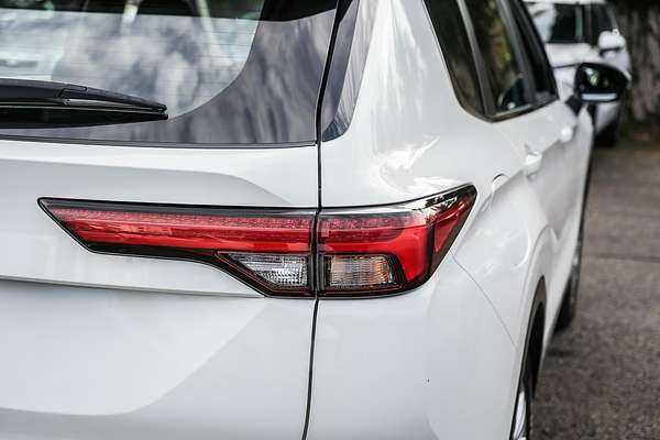 2024 Mitsubishi Outlander ES ZM